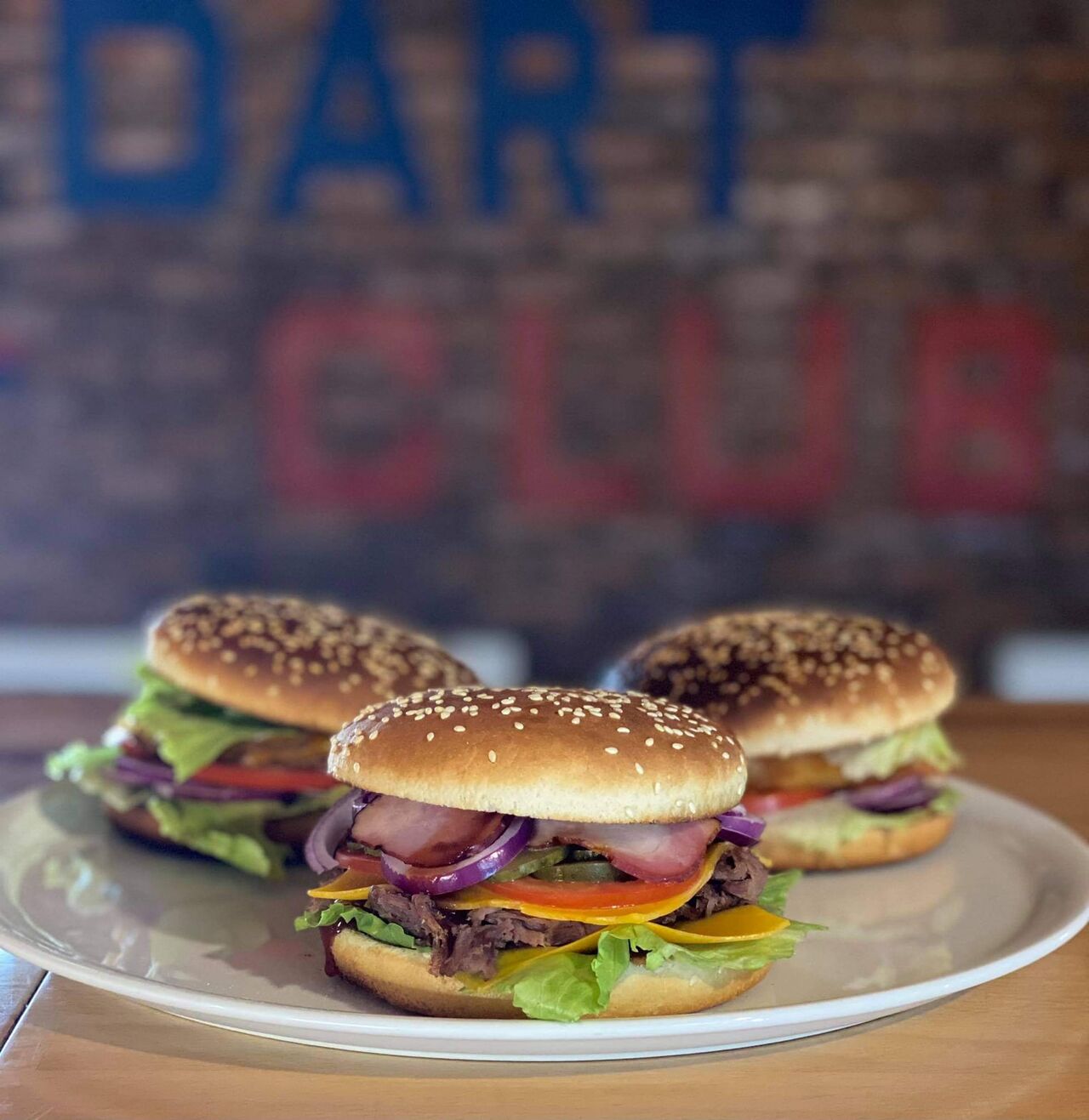 Burgery pripravené v kuchyni Pizza Garžoľ
