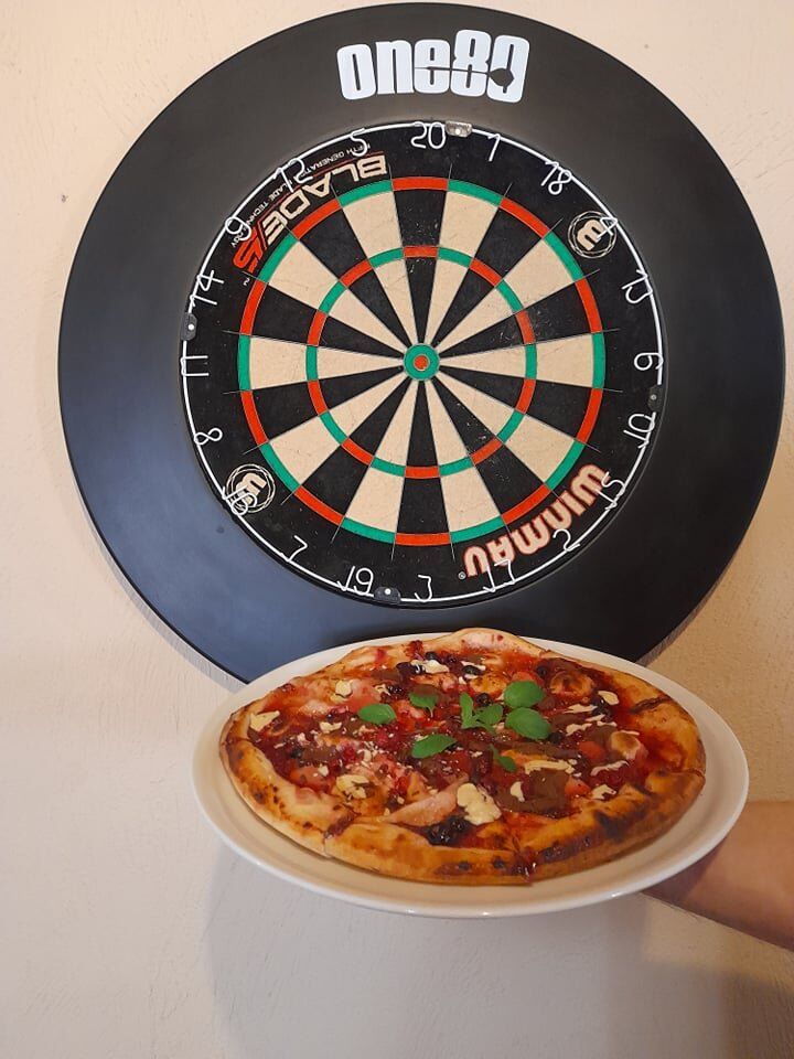 Pizza pripravená na objednávku v Pizza Garžoľ
