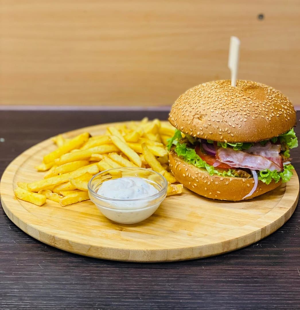 Burger s hranolkami a omáčkou