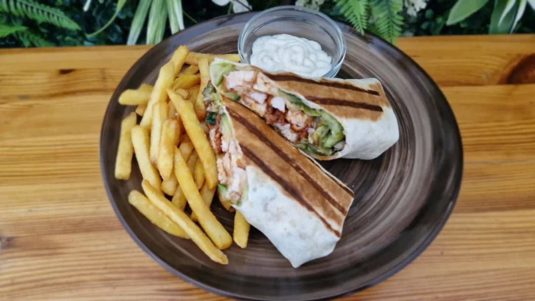 Wrap s kuracími stripsami, hranolkami a dipom z kuchyne Pizza Garžoľ